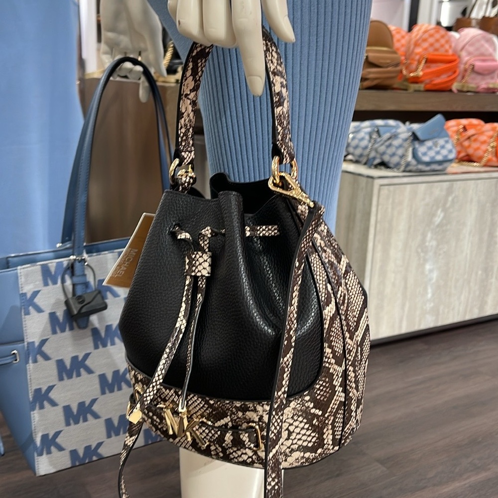 MICHAEL KORS
Reed Md Pebbled Leather Belted Bucket Messenger Satchel Crossbody - Picture 4 of 16